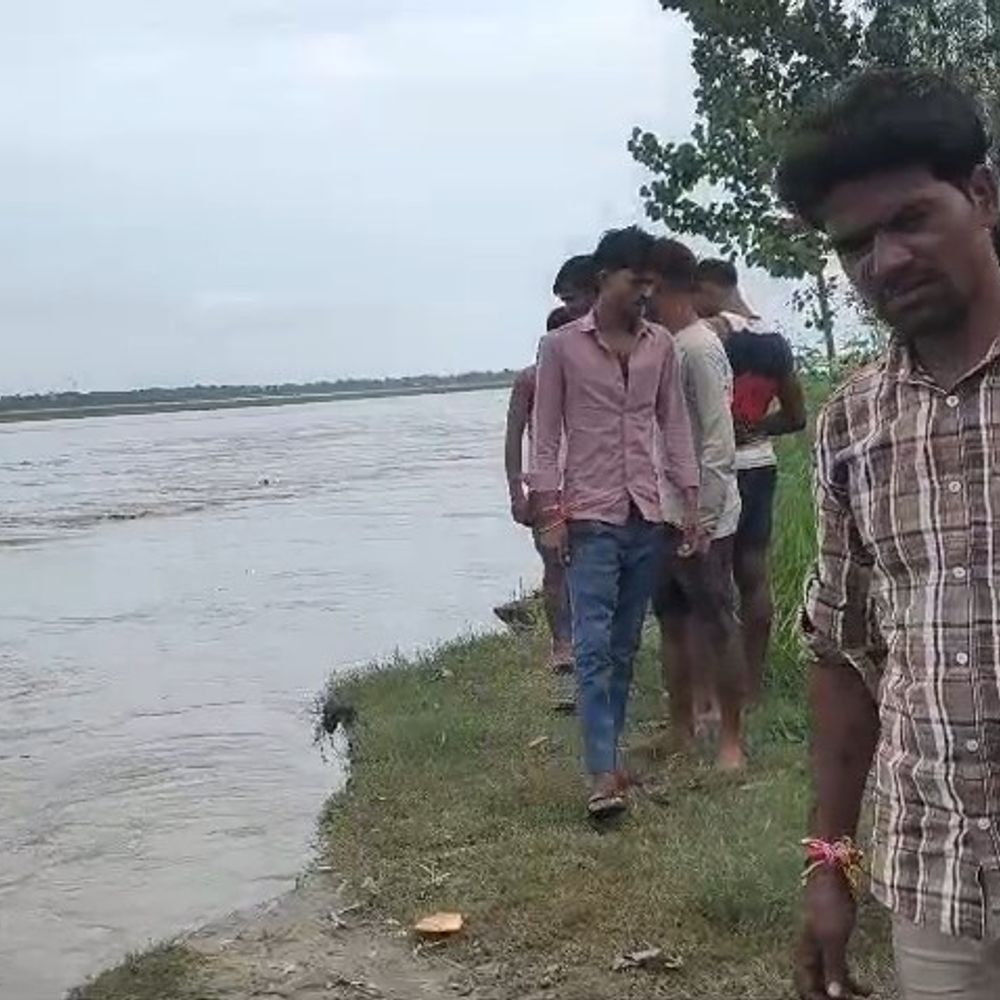 शारदा नदी कटान में 4 बीघा धान की फसल बही:सीतापुर में सैकड़ों बीघा कृषि भूमि पर खतरा, नदियों के जलस्तर में 10 सेमी की बढ़ोतरी