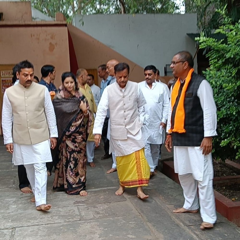 डिप्टी सीएम राजेंद्र शुक्ल ने पीताम्बरा पीठ में दर्शन किए:वनखंडेश्वर महादेव का जलाभिषेक; बोले- सरकार की हर योजना अंतिम छोर तक पहुंचाएंगे