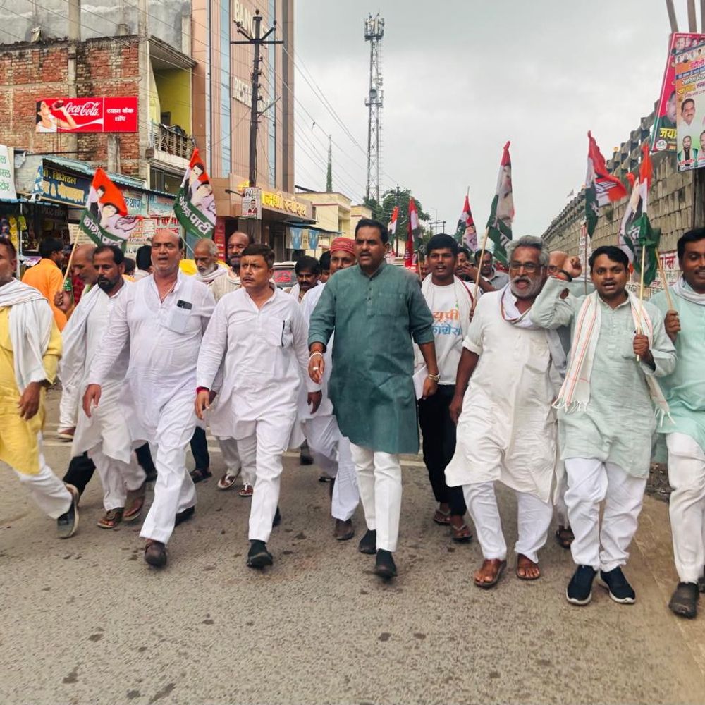चंदौली में खड़गे के अपमान पर कांग्रेसियों का विरोध प्रदर्शन:राहुल गांधी पर FIR के खिलाफ पैदल मार्च, कार्रवाई की मांग