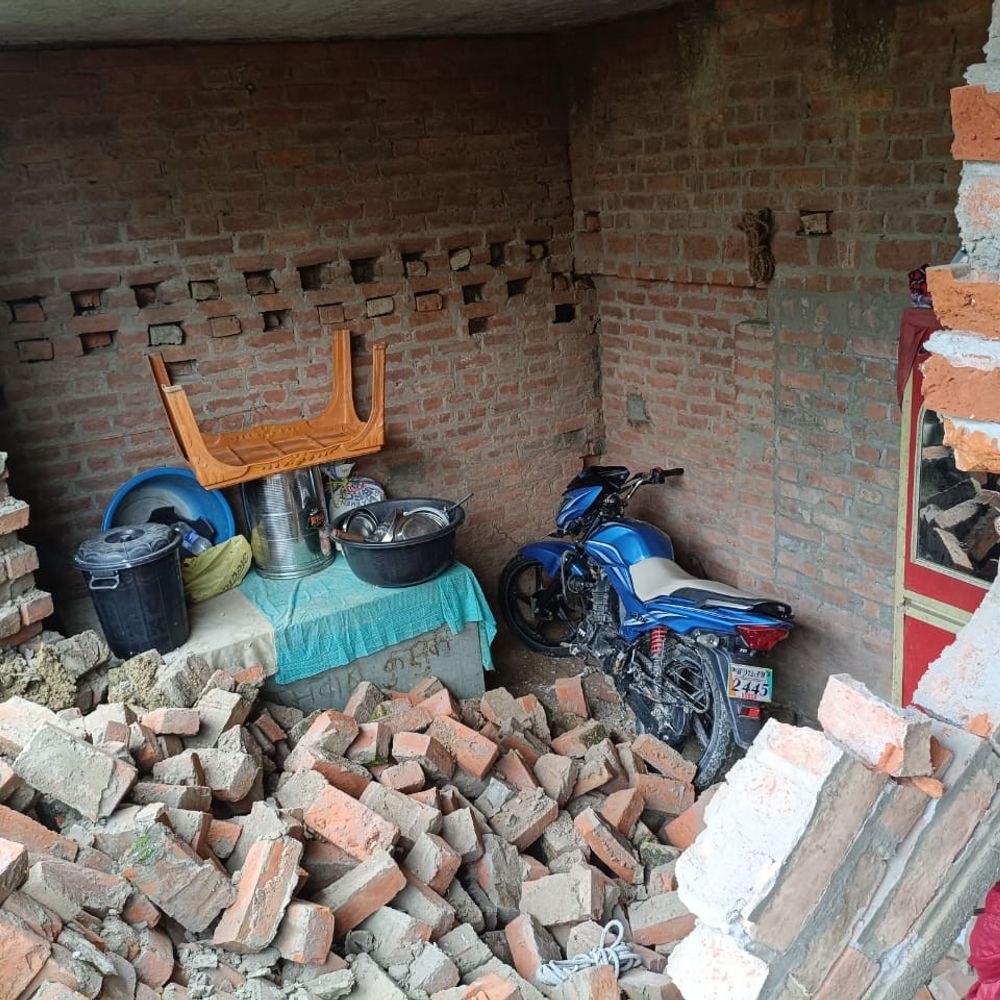 बारिश में दीवार गिरी, एक परिवार के चार घायल:बच्ची गंभीर, प्रयागराज रेफर; लापरवाही पर लेखपाल निलंबित