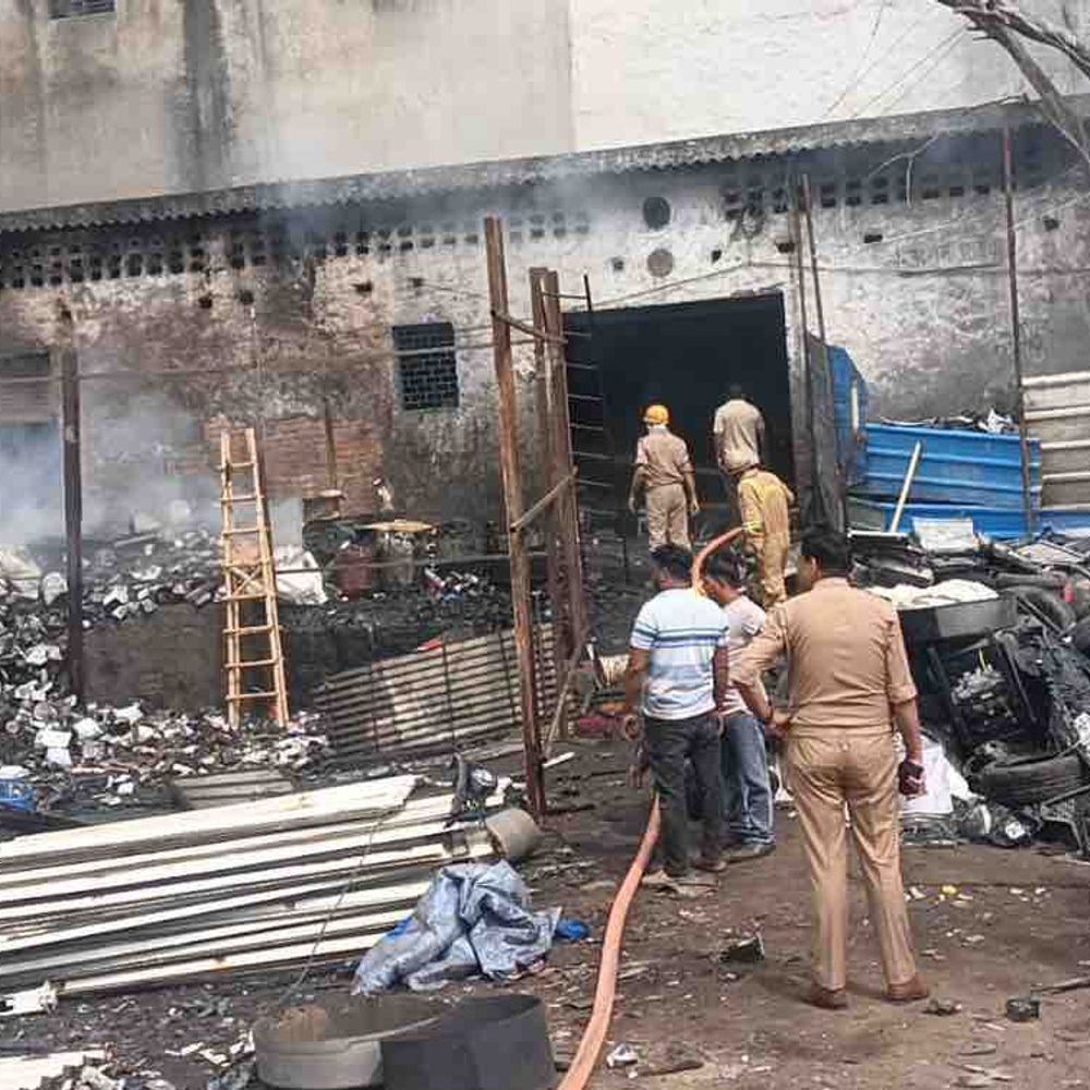 गाजियाबाद में कबाड़ गोदाम में लगी भीषण आग:धुएं का गुबार दूर तक दिखा, 4 दमकल गाड़ियों ने पाया काबू