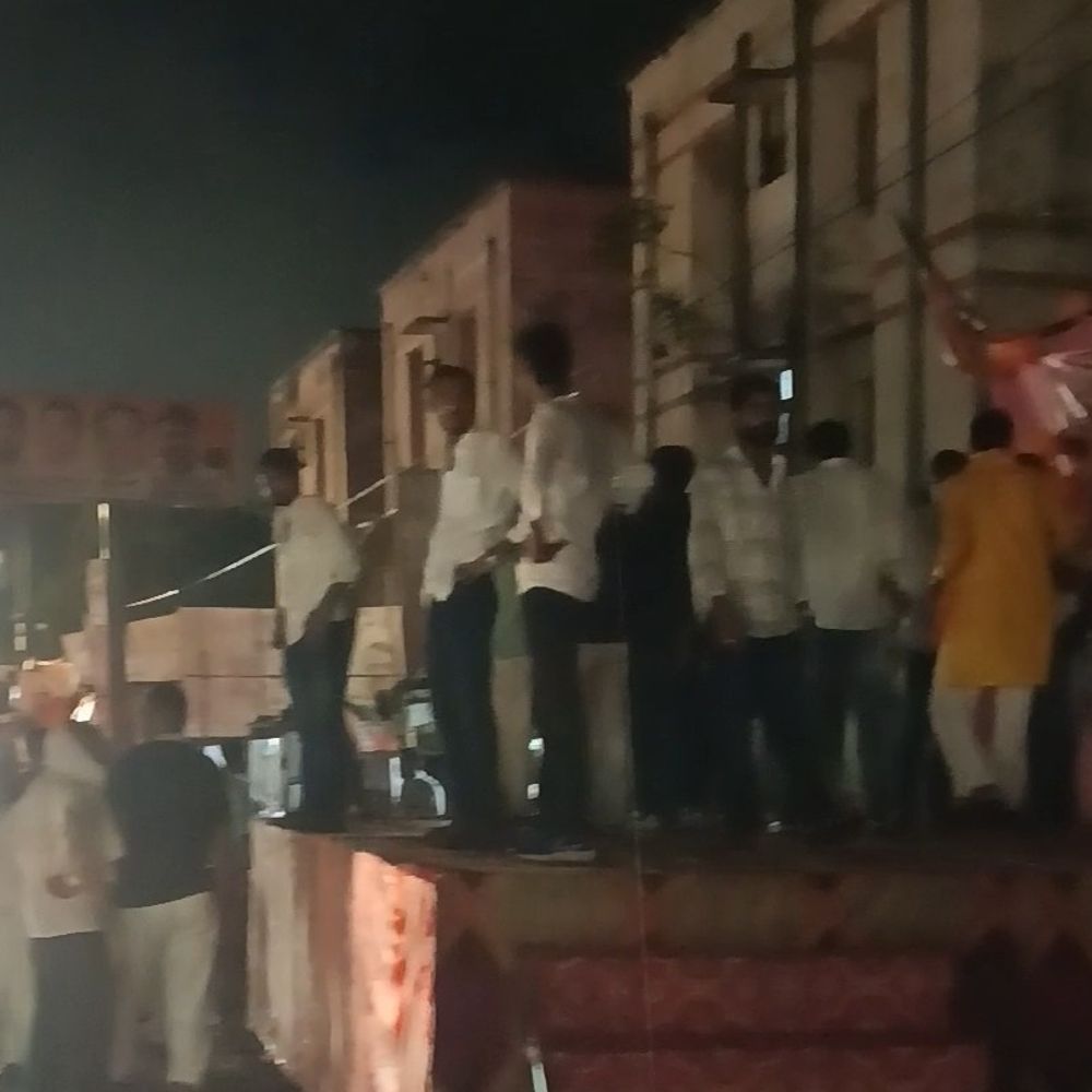 5 घंटे इंतजार, फिर बारिश ने बिगाड़ा स्वागत का रंग:बस्ती में भाजपा राष्ट्रीय महामंत्री हरीश द्विवेदी के स्वागत को 126 जगह तैयारियां; बुलडोजर खड़े कराए