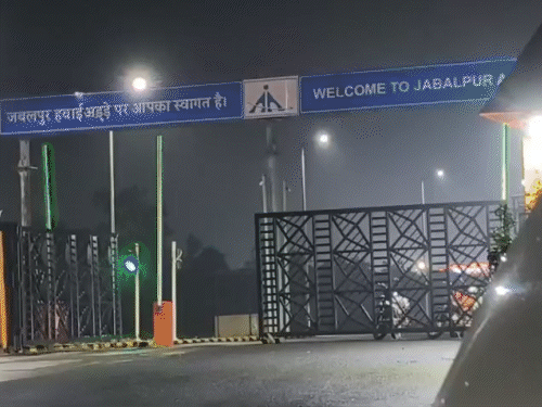450 करोड़ की एयरपोर्ट टर्मिनल बिल्डिंग से टपक रहा पानी:जबलपुर में मेन गेट बंद, बोर्ड लगा- फर्श गीला है, संभलकर चलें; PM ने किया था उद्घाटन