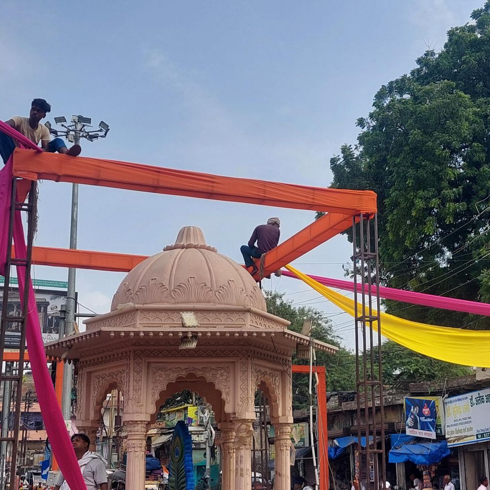 मथुरा में कृष्ण जन्मोत्सव, 25 चौराहों पर साज-सज्जा शुरू:कृष्ण नगरी रंगीन रोशनी से जगमगाएगी, तैयारियां अंतिम चरण में