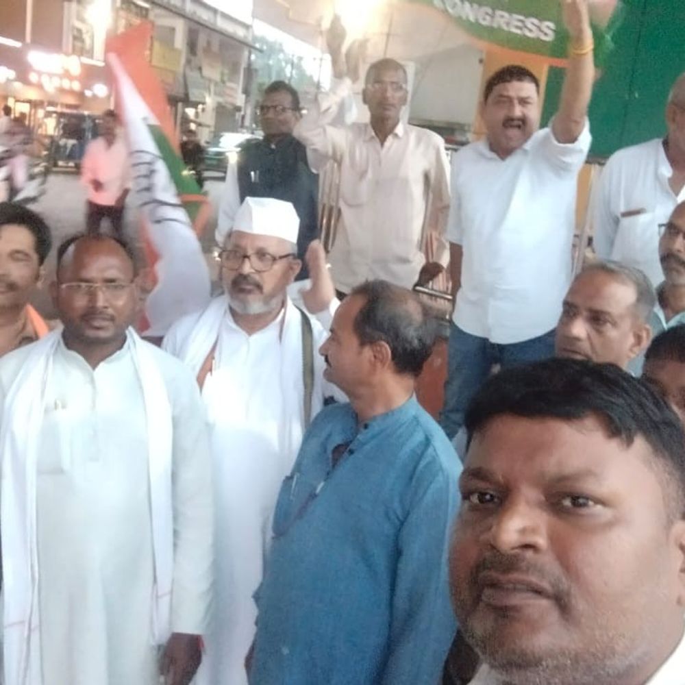 राहुल गांधी पर FIR के खिलाफ कांग्रेस का प्रदर्शन:खड़गे की सभा के बाद 'शुद्धिकरण' को लेकर जताया विरोध, मुकदमा वापस लेने की मांग