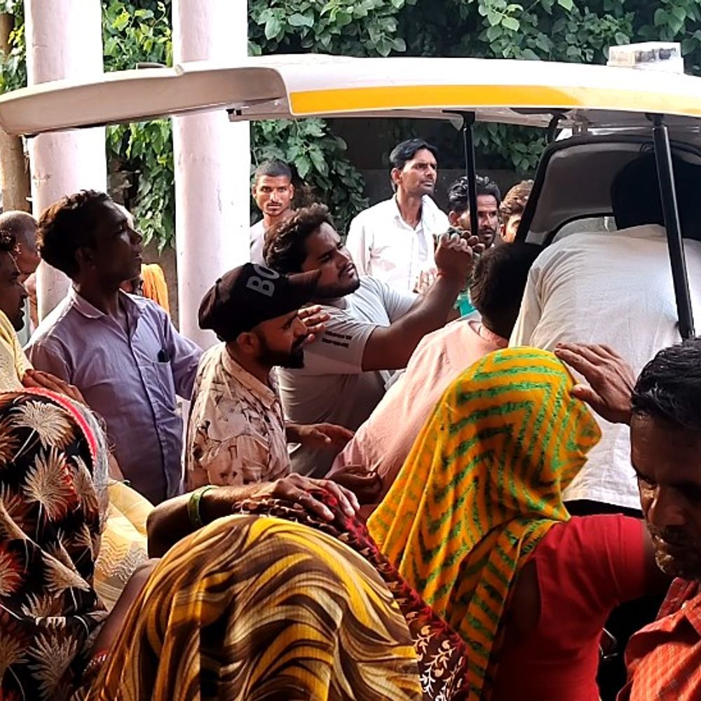 एटा में ऑटो से गिरकर महिला घायल:सिर में गंभीर चोट; हालत बिगड़ने पर हायर सेंटर रेफर