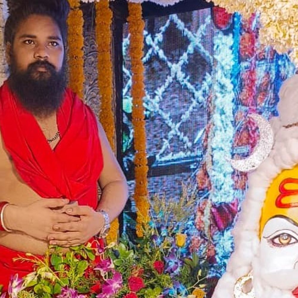 बाबा आनंदेश्वर धाम में बाबा का अलौकिक श्रृंगार:मोगरे के फूलों की पोशाक और फलों का लगा महाभोग, दर्शन को उमड़ी भक्तों की भीड़