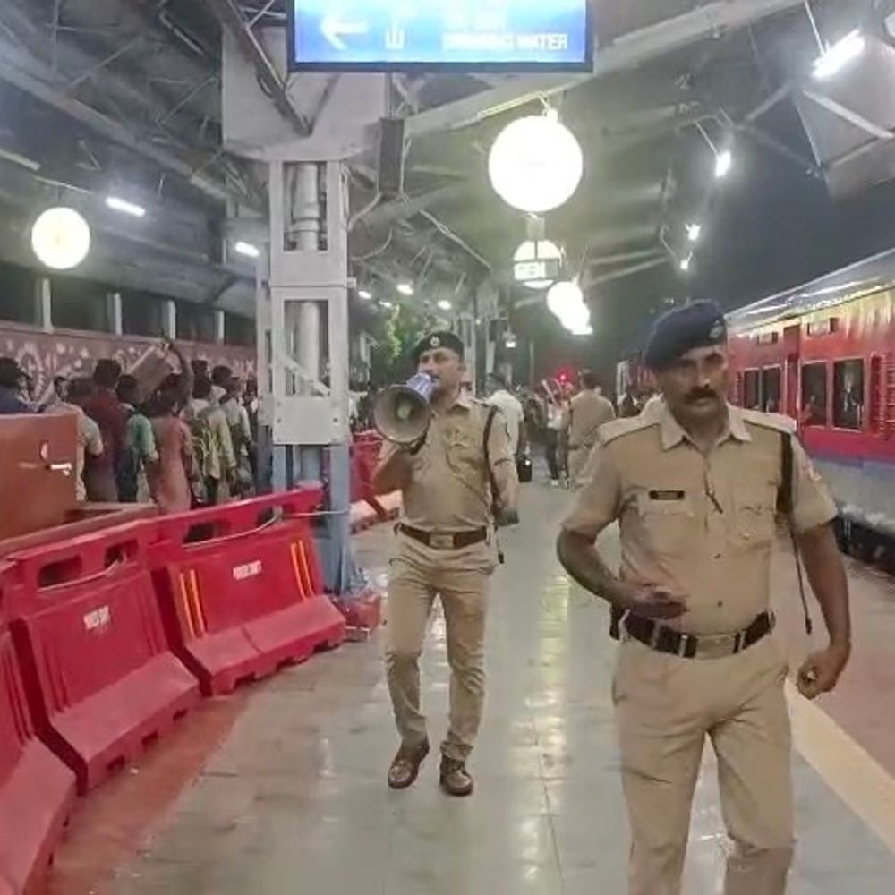 प्रयागराज रेलवे स्टेशन पर पहुंची यात्रियों की भीड़:आरपीएफ ने संभाला मोर्चा, कतारबद्ध कर कराया प्रवेश, सुरक्षा पर विशेष ध्यान