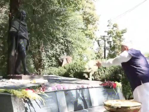 PM मोदी SCO समिट के लिए किर्गिस्तान पहुंचे:बिश्केक में महात्मा गांधी को श्रद्धांजलि थी; शाम को पुतिन-जिनपिंग से मुलाकात संभव