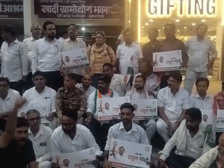 आगरा में एमजी रोड पर कांग्रेसियों का हंगामा:राहुल गांधी पर FIR के विरोध किया प्रदर्शन, FIR वापसी की मांग की