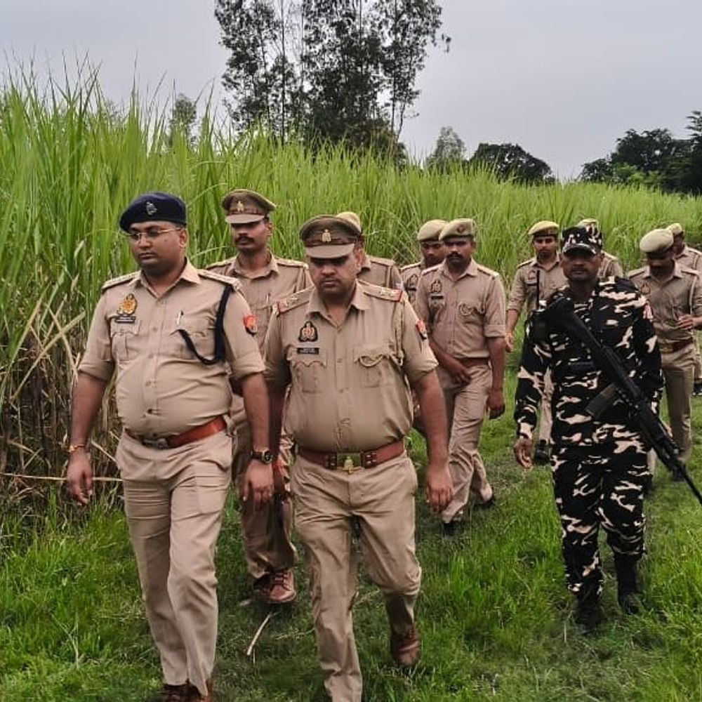पीलीभीत में एक्सपायर्ड लाइसेंस रिवॉल्वर के साथ शख्स गिरफ्तार:कार से पांच जिंदा कारतूस भी बरामद, पुलिस ने वाहन जब्त किया