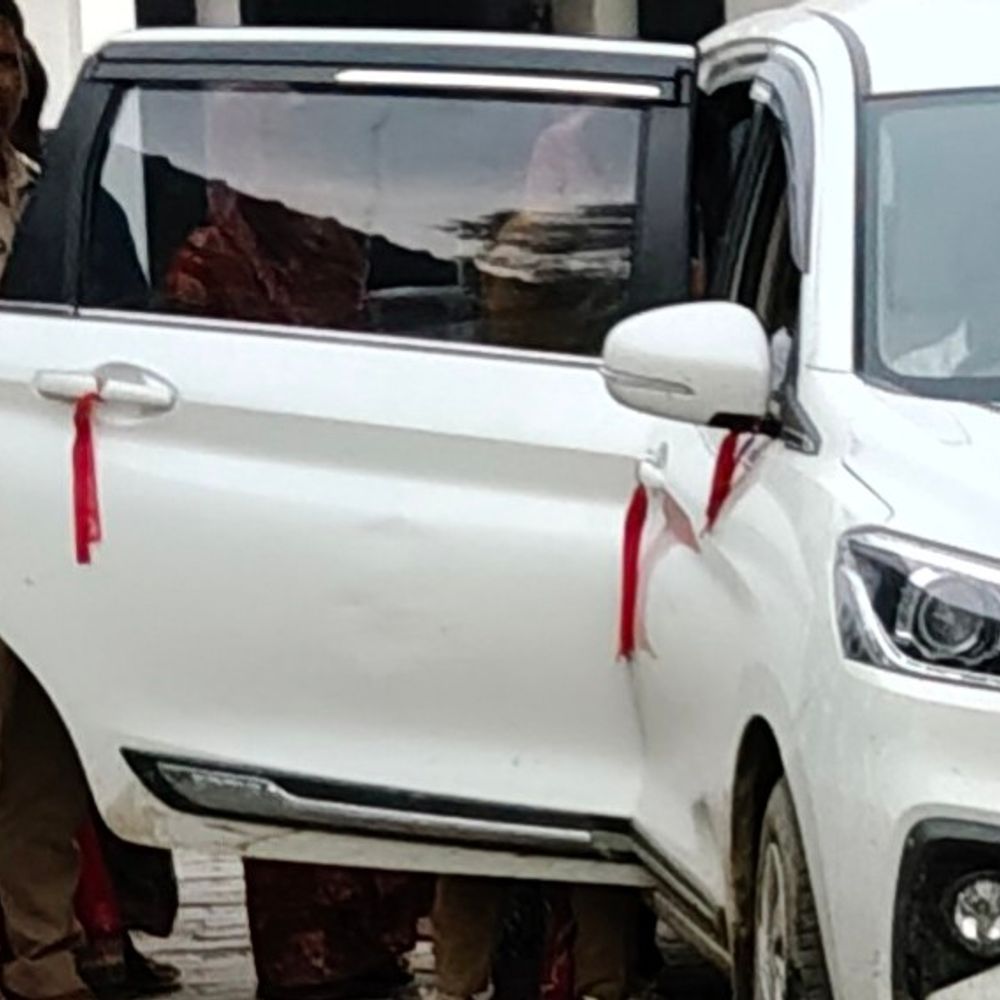 सीतापुर में दो महिलाएं साथ रहने, शादी करने पर अड़ीं:दोनों की गुमशुदगी दर्ज, पोस्टर लगे, खुद पहुंची थाने; एक पिसावां की और दूसरी कानपुर देहात की विवाहिता