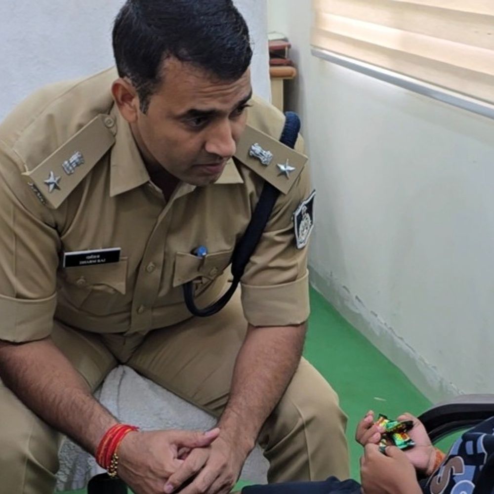 पति की शिकायत लेकर मुरैना SP के पास पहुंची महिला:बच्चे ने बताया- पापा नशे में मां को रोज पाइप से पीटते हैं; FIR के निर्देश
