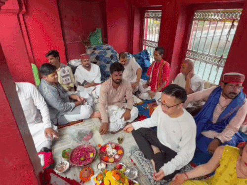 जापान से 6,850 किमी का सफर तय कर काशी पहुंचे:मां कुष्मांडा के दरबार में पूरी हुई मुराद तो दोबारा आया जापानी युवक,21 ब्राह्मणों से कराया विशेष पूजन