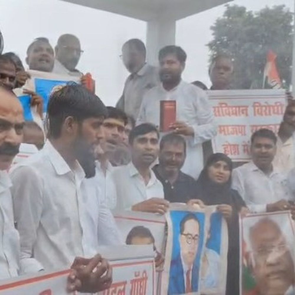 कांग्रेस का ज्ञानपुर में विरोध मार्च:खड़गे के अपमान, राहुल गांधी पर FIR के खिलाफ प्रदर्शन