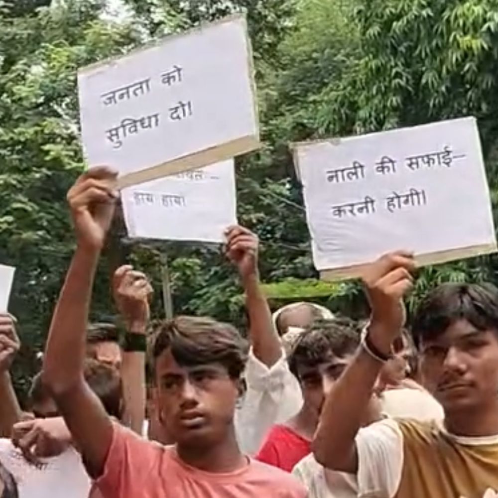 बुनियादी सुविधाओं को लेकर नगर पंचायत कार्यालय पर धरना:ग्रामीणों ने सड़क, नाली और साफ-सफाई की कमी को दूर करने की मांग की