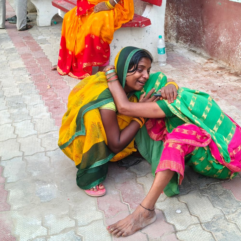 सीतामढ़ी में स्कूल बस ने बाइक सवार को कुचला:मौके पर मौत; ड्राइवर फरार, 15 दिन के बच्चे समेत 3 मासूमों के सिर से उठा पिता का साया