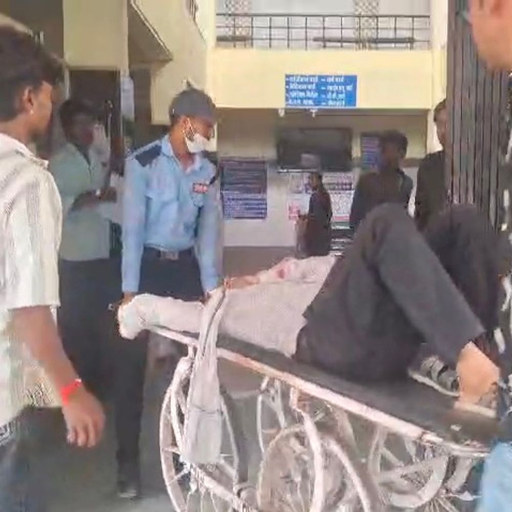 नीमच फोरलेन पर बाइक भिड़ंत:भादवामाता जा रहे थे, बुजुर्ग सहित तीन घायल