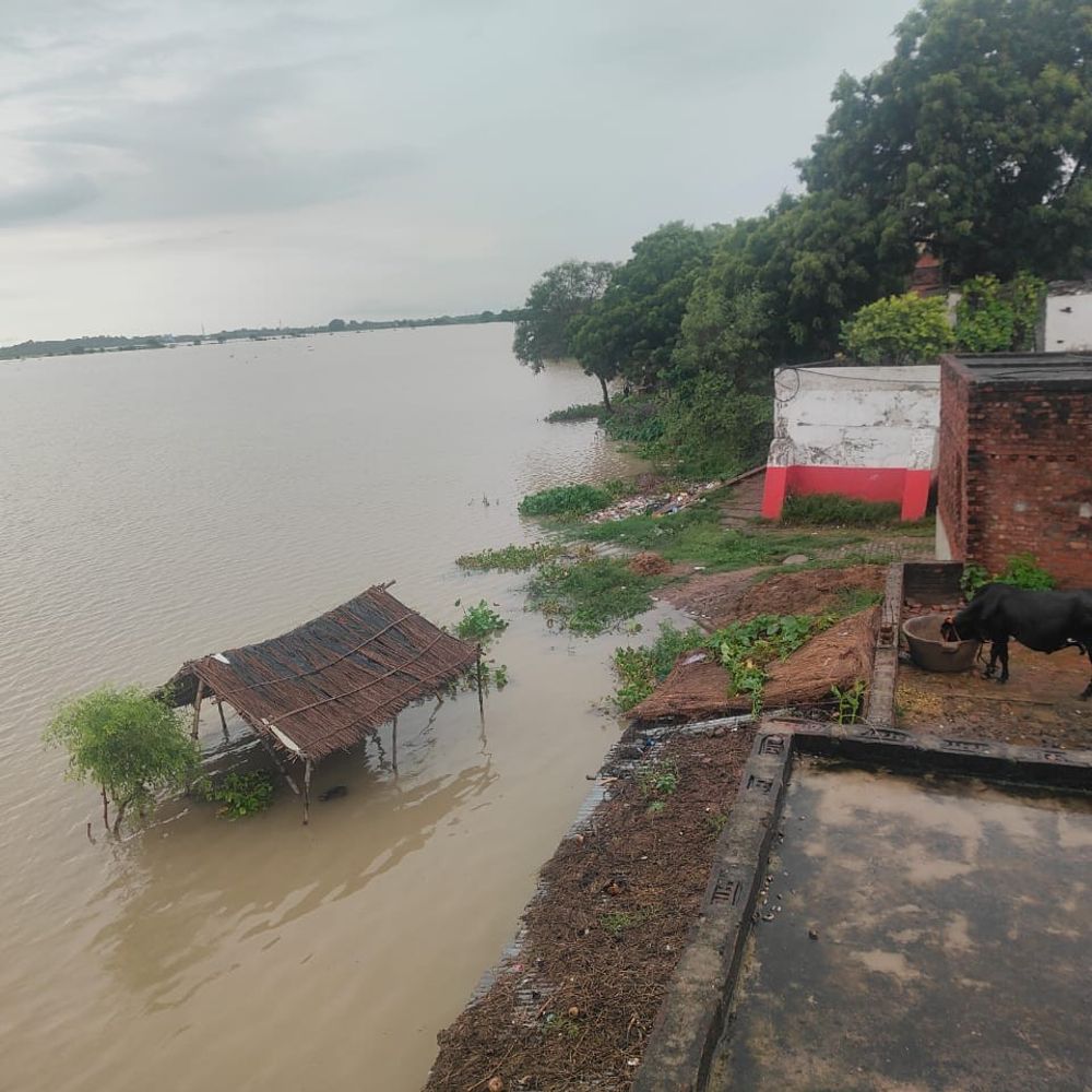 गाजीपुर में गंगा खतरे के निशान से 15cm ऊपर:जलस्तर 63.260 मीटर, हर घंटे 1 सेमी बढ़ रहा पानी