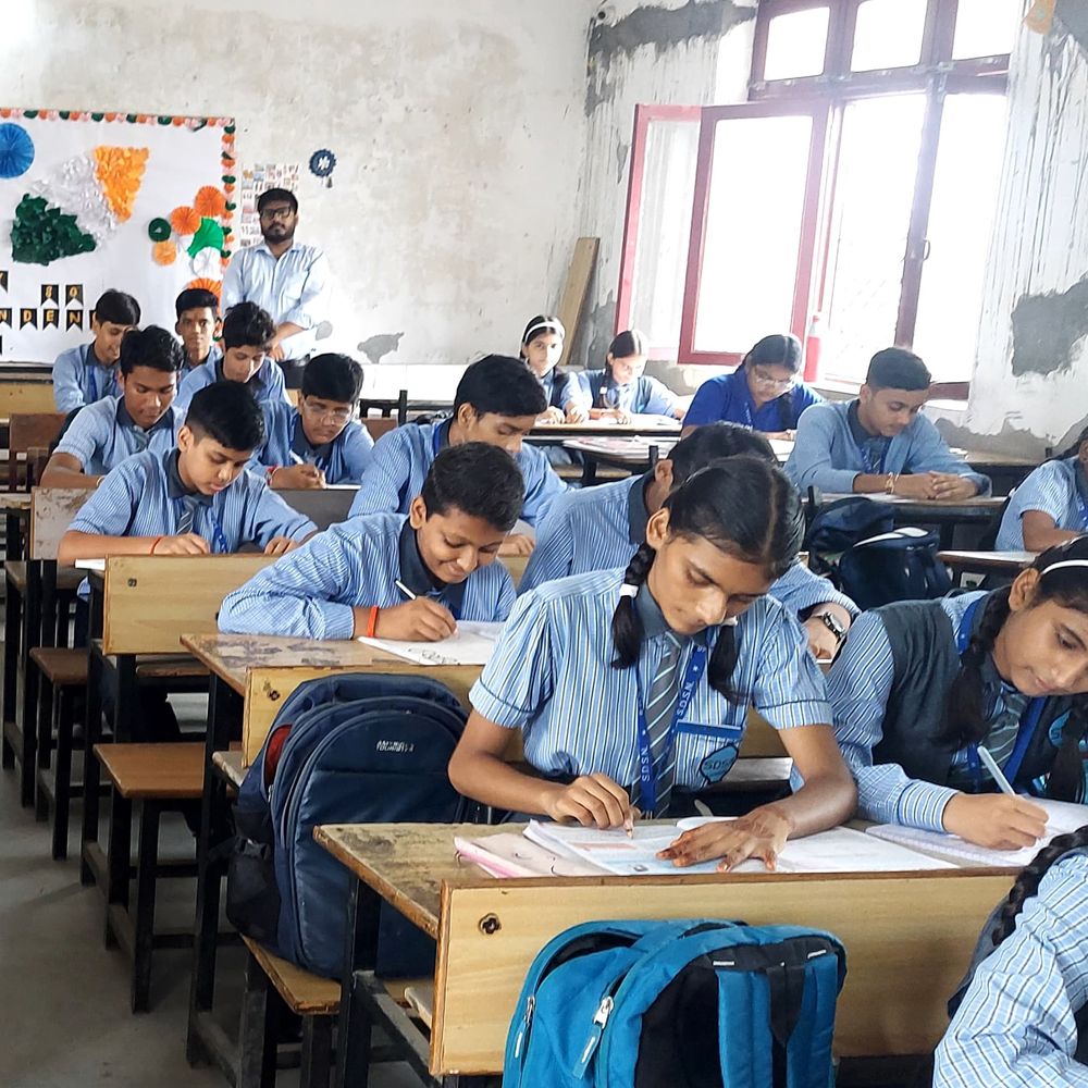 लखनऊ में 'भारत को जानो' प्रतियोगिता हुई:भारत विकास परिषद ने स्कूलों में लिखित परीक्षा कराई; जूनियर-सीनियर छात्रों ने लिया हिस्सा