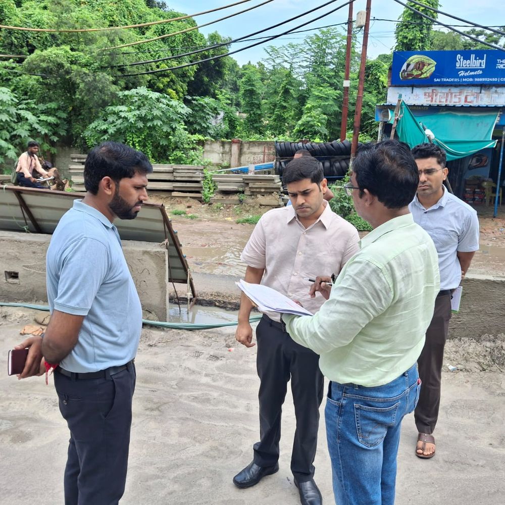 बाल निकेतन ओवरब्रिज का डीएम ने किया निरीक्षण:गुणवत्ता और समय पर काम पूरा करने के निर्देश