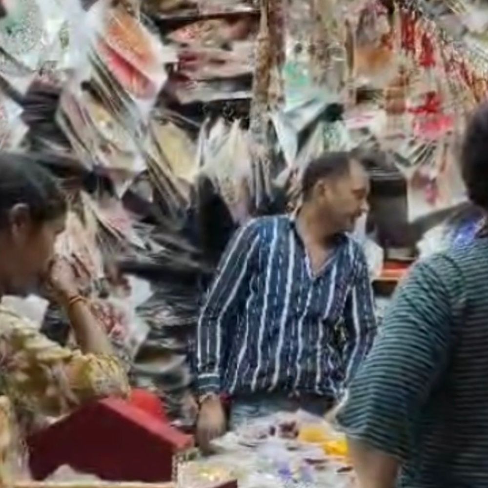 बिजनौर में लड्डू गोपाल की पोशाक की मांग तेज:जन्माष्टमी पर शहर के बाजारों में उमड़ी ग्राहकों की भीड़, दुकानें सजीं