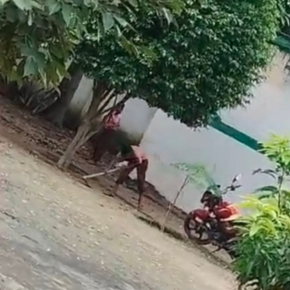 बाराबंकी में बच्चों से कराई स्कूल की सफाई:हाथों में झाड़ू-फावड़ा, छत पर भी काम कराने का आरोप; VIDEO सामने आया
