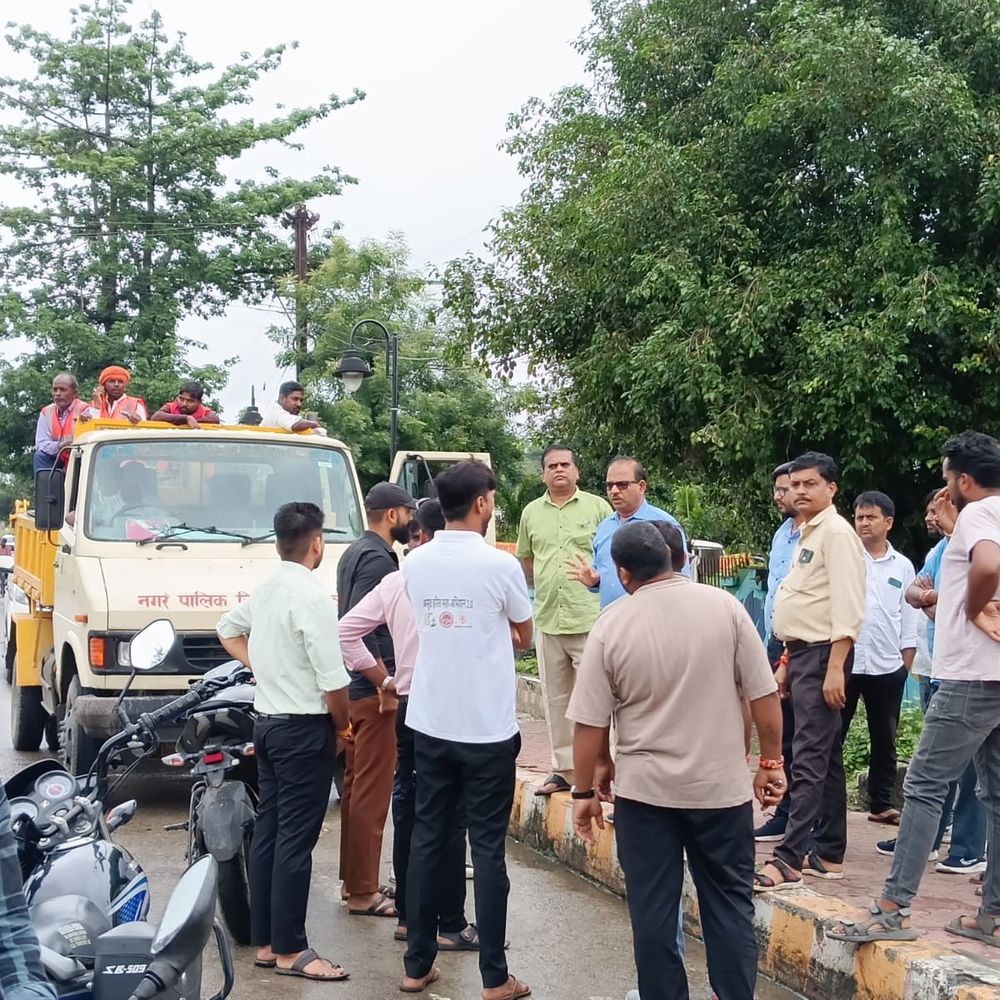 विंध्यनगर में सड़क-नाली से अतिक्रमण हटा:नगर निगम ने की कार्रवाई, व्यापारियों को दी समझाइश
