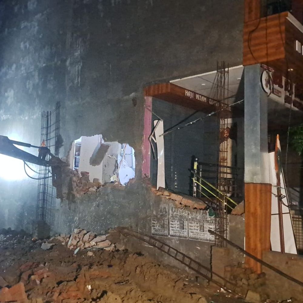 कौशांबी पटाखा विस्फोट:मुख्य आरोपी नौशाद के मकान पर चला बुलडोजर:तीन मंजिला बिल्डिंग गिराने की कार्रवाई जारी, घटना के बाद से फरार है 3 आरोपी