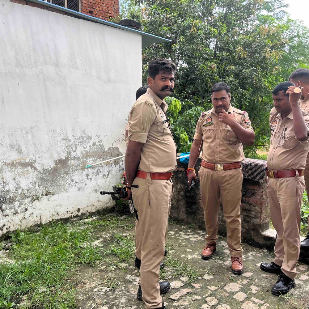 गोरखपुर में बदमाशों ने बच्ची की गर्दन पर चाकू रखा:मां से बोले- मंगलसूत्र और झुमके उतारो, वरना तेरी बेटी को मार दूंगा
