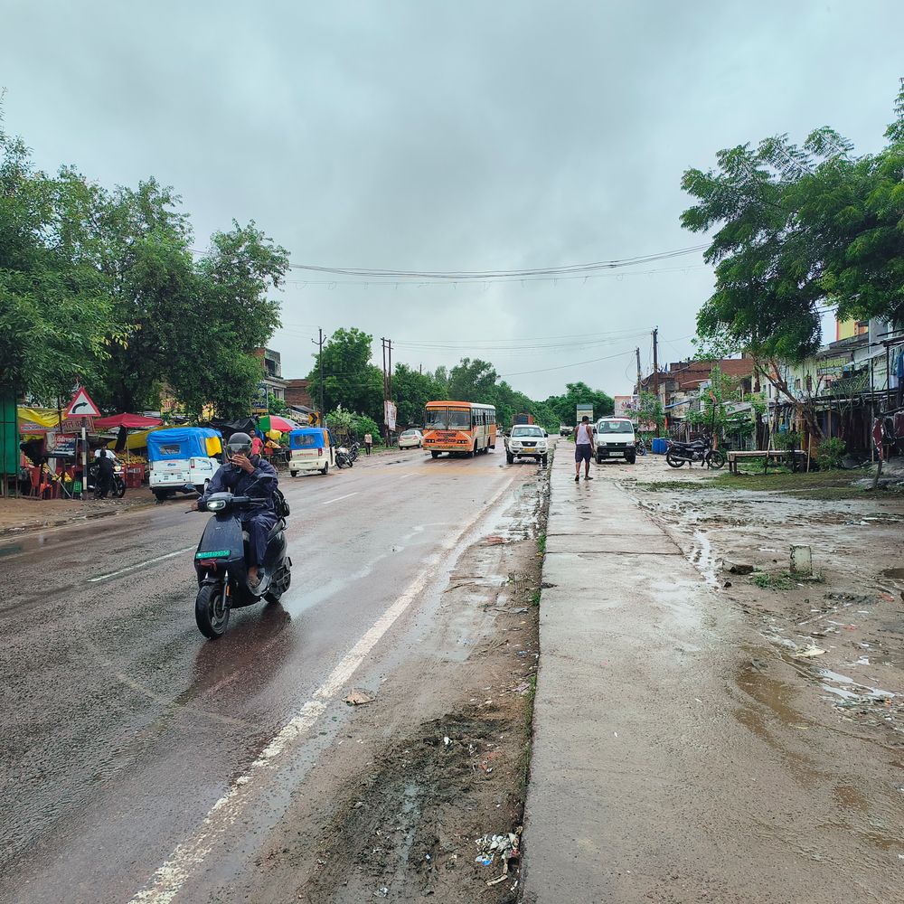 घाटमपुर में बारिश से छत गिरी, महिला बाल-बाल बची:कानपुर-सागर हाईवे पर सन्नाटा, दीवार गिरने से युवक घायल; किसानों की चिंता बढ़ी