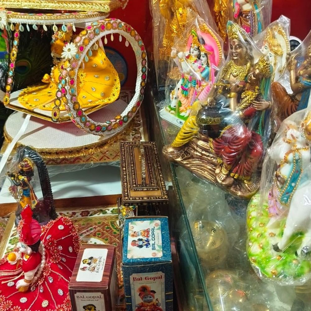 अम्बेडकरनगर में जन्माष्टमी की तैयारियां:मंदिरों में साफ-सफाई, बाजारों में लड्डू गोपाल के सामान की खरीदारी बढ़ी