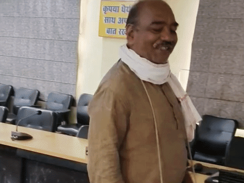 ढोलक बजाते हुए जनसुनवाई में पहुंचे पूर्व पार्षद:रामधुन गाई, कहा- ग्वालियर की व्यवस्थाएं बदहाल; जनप्रतिनिधियों पर उठाए सवाल