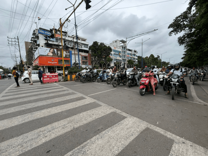 इंदौर में ट्रैफिक नियम तोड़ने वालों पर सख्ती:चौराहों पर फोटो खींचकर होंगे चालान, ड्रोन से भी निगरानी