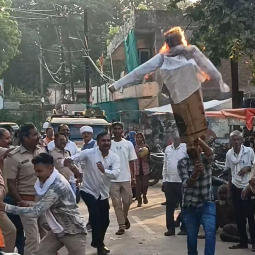 युवा कांग्रेस ने भाजपा कार्यालय के बाहर किया प्रदर्शन:केंद्रीय गृहमंत्री का पुतला फूंका, पुलिस ने डाल दिया पानी