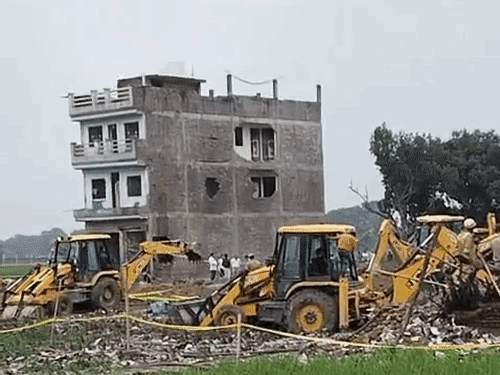 कौशांबी ब्लास्ट के 7 गुनहगार:22 महीने में 2 थानेदार-5 चौकी इंचार्ज बदले लेकिन नहीं रुका अवैध कारोबार, अब विभागीय जांच झेलेंगे