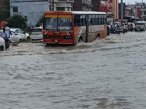 सोनभद्र में 64 मिमी बारिश से जनजीवन प्रभावित:वाराणसी-शक्तिनगर मार्ग पर जलभराव से वाहन फंसे, VIDEO