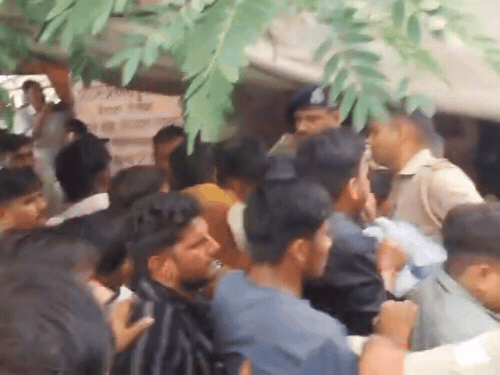 आगरा में UGC को लेकर प्रदर्शन में पुलिस से तकरार:प्रदर्शनकारियों ने किया हंगामा, इंस्पेक्टर क्राइम को चैंबर में किया बंद