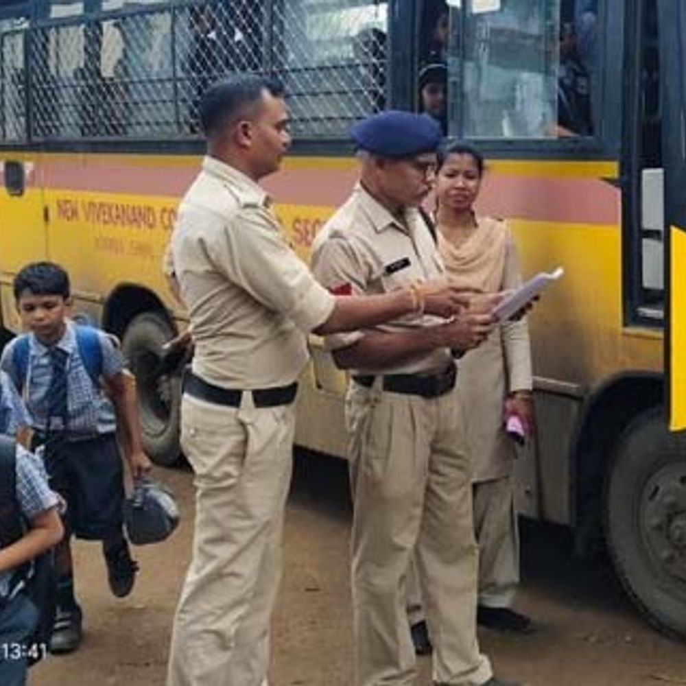 रायगढ़ में स्कूली वाहनों की पुलिस ने की जांच:ड्राइविंग लाइसेंस-फिटनेस और ड्रायवर के चरित्र सत्यापन की पड़ताल, कहा- बच्चों की सुरक्षा में लापरवाही पर होगी सख्त कार्रवाई
