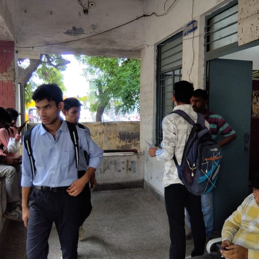 आगरा में 700+ लॉ सीटों पर प्रवेश रुका:बीसीआई की मंजूरी अटकी, सरकारी संस्थानों के छात्र परेशान; निजी कॉलेजों को मिल चुकी अनुमति