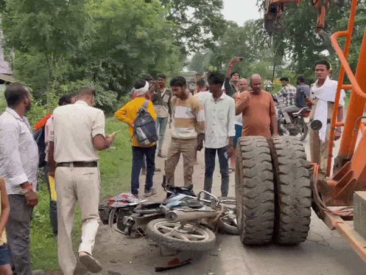 जबलपुर में बाइक सवार दंपत्ति को क्रेन ने मारी टक्कर:महिला की हालत नाजुक, पति-दो बच्चों के साथ जा रही थी ससुराल;रक्षाबंधन में आई थी मायके