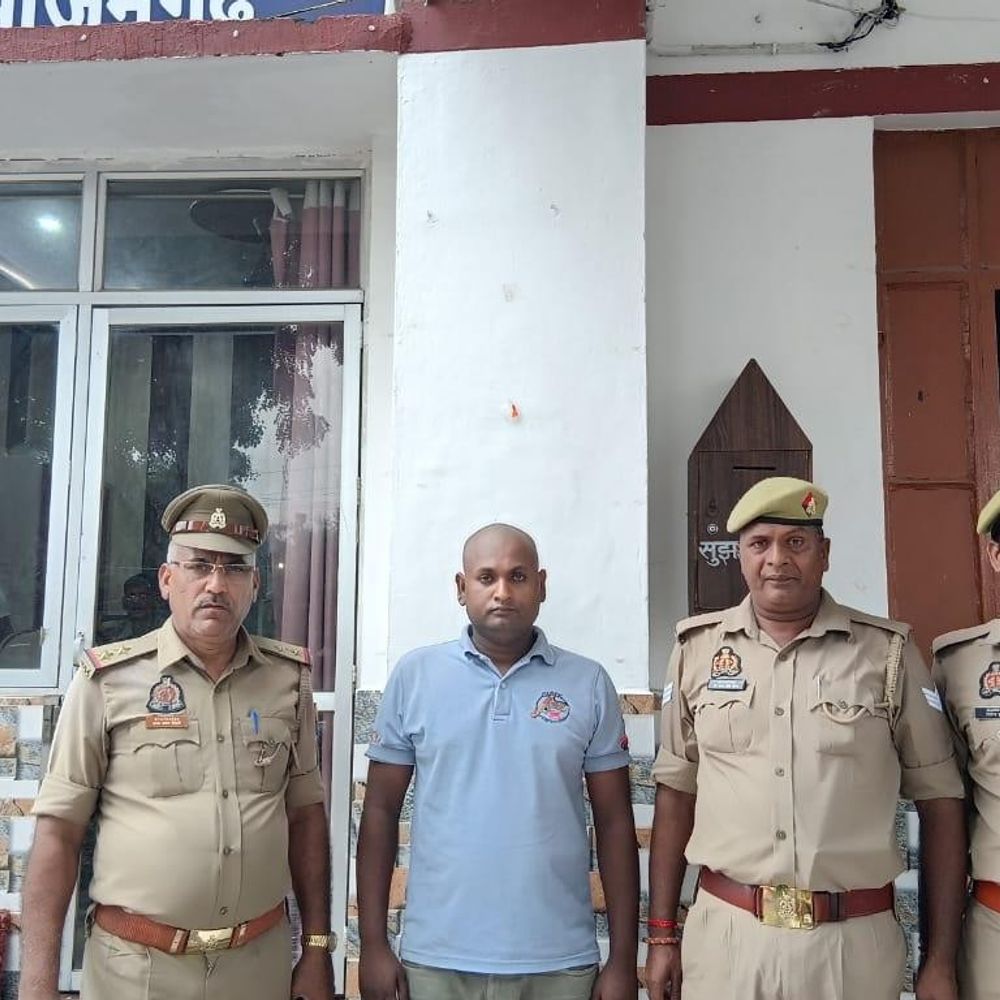 आजमगढ़ में डबल पासपोर्ट बनवाने वाला गिरफ्तार:फर्जी दस्तावेजों से अलग-अलग नाम पर दो पासपोर्ट बनवाने का आरोप