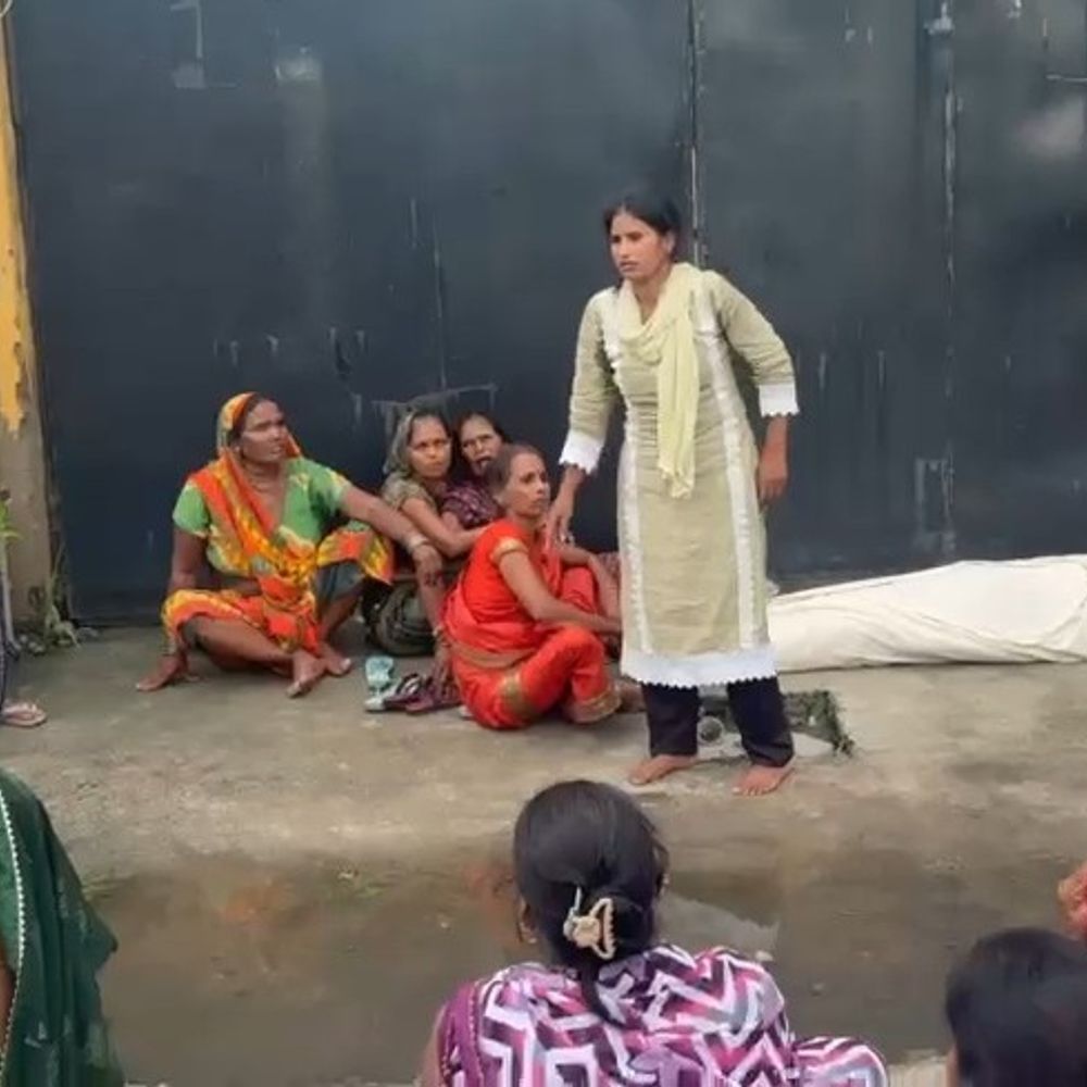 लेदर कंपनी के गेट पर शव रखकर परिजनों का हंगामा:उन्नाव में फैक्टरी में करंट से हुई थी युवक की मौत, मुआवजा और जिम्मेदारों पर कार्रवाई की मांग