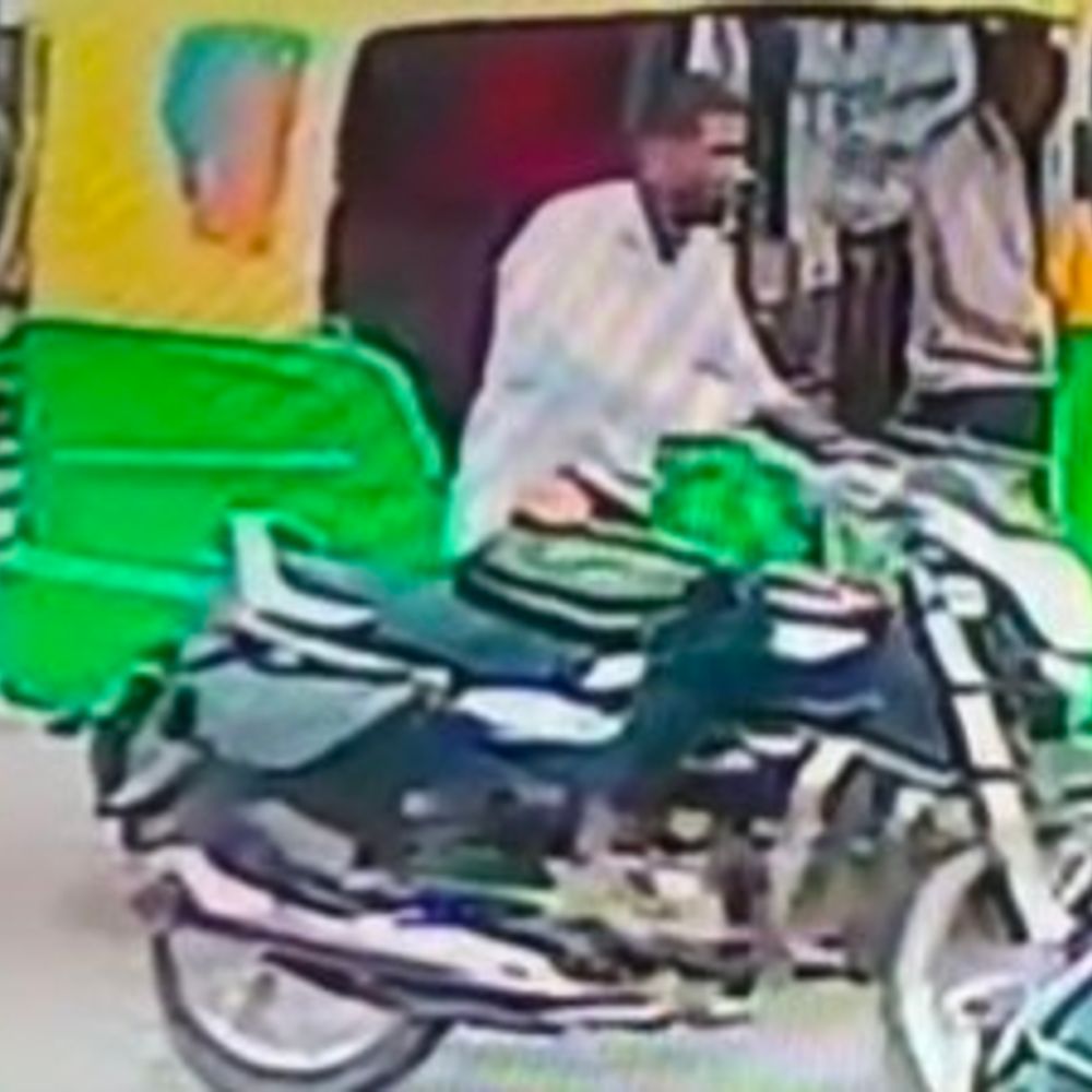 ललितपुर रेलवे स्टेशन से बाइक चोरी, VIDEO:युवक बाइक ले जाते दिखा, CCTV फुटेज से पुलिस ने शुरू की पहचान