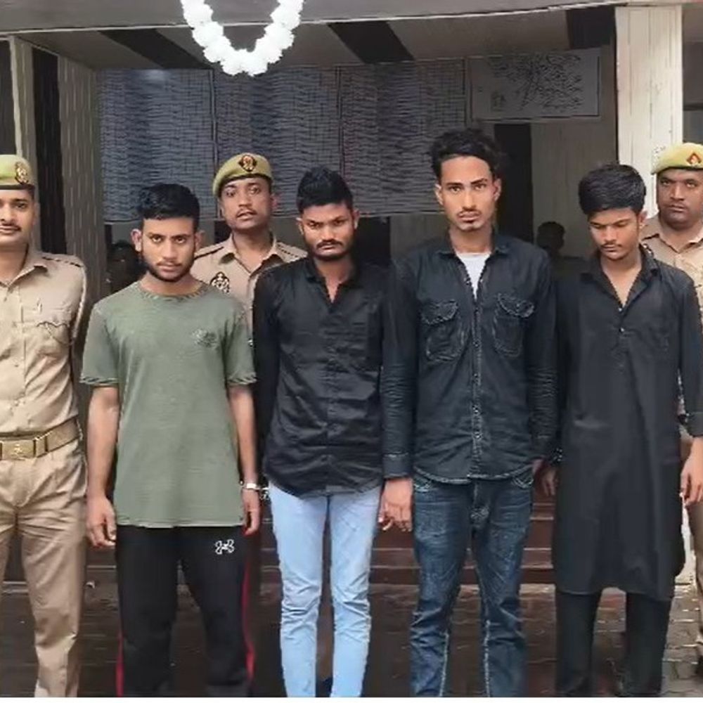 एंबुलेंस से बकरियां चोरी करने वाले 4 आरोपी गिरफ्तार:पुलिस ने 10 बकरियां और एंबुलेंस बरामद की, चोरी के लिए इस्तेमाल करते थे