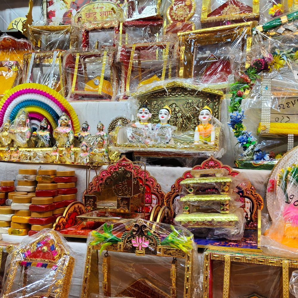 प्रतापगढ़ में जन्माष्टमी के लिए लड्डू गोपाल 500 से 8000:झूले, पोशाक, मुकुट, बांसुरी, मोरपंख समेत पूजा-श्रृंगार के सामान की खरीदारी तेज
