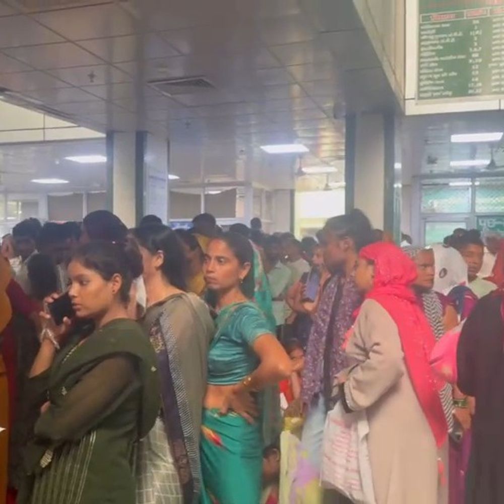 मेडिकल यूनिवर्सिटी में 7 दिन की दवा से मरीज परेशान:इटावा में काउंटरों पर लंबी कतार, हर सप्ताह पर्चा-डॉक्टर-दवा की प्रक्रिया