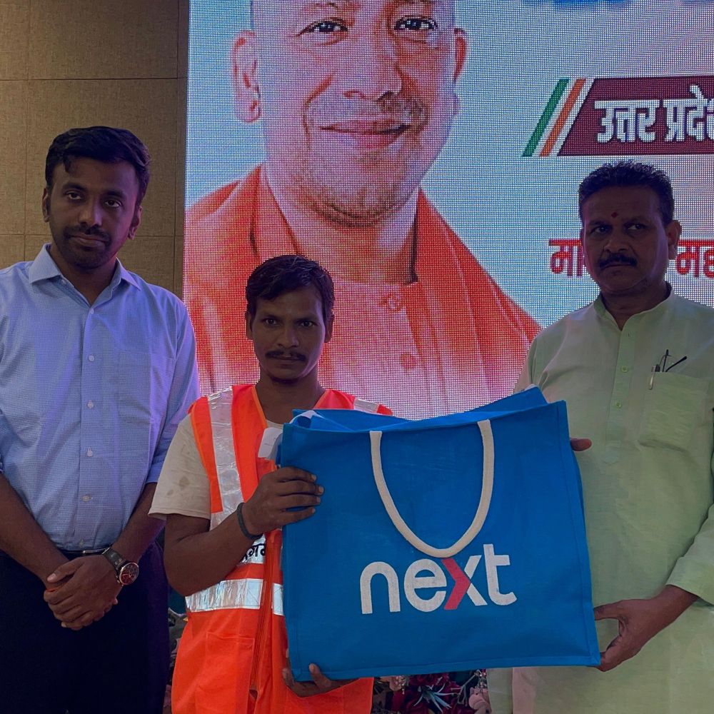 UPCOS से आउटसोर्स कर्मचारियों की भर्ती-वेतन अब डिजिटल:पूरी व्यवस्था पारदर्शी होगी, प्रयागराज में मेयर ने किया सम्मानित