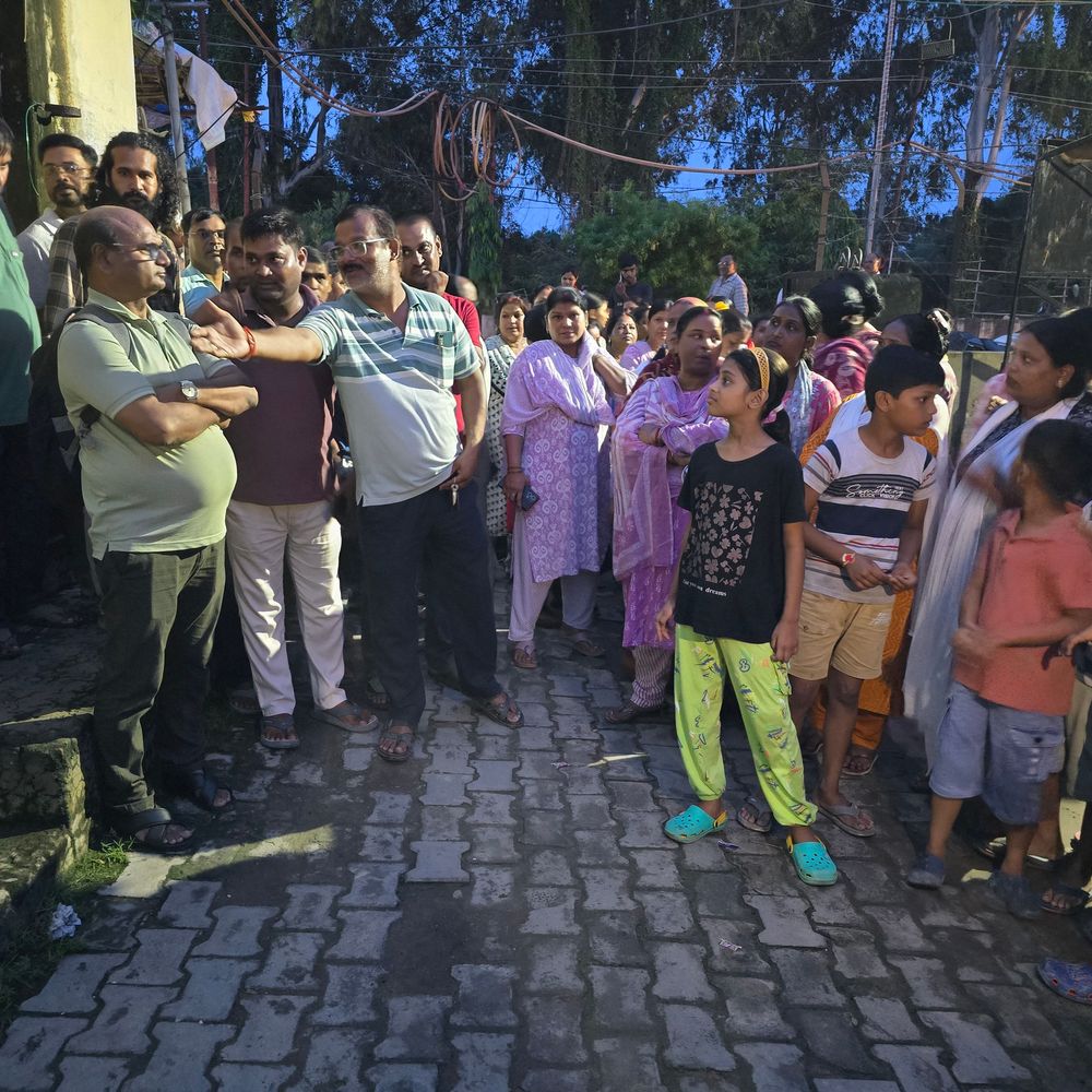 स्वास्थ्यकर्मियों के आवास की बिजली 2 दिन से बंद:बिजली विभाग का किया घेराव, 40 लाख के बकाये पर बिजली काटने का दावा