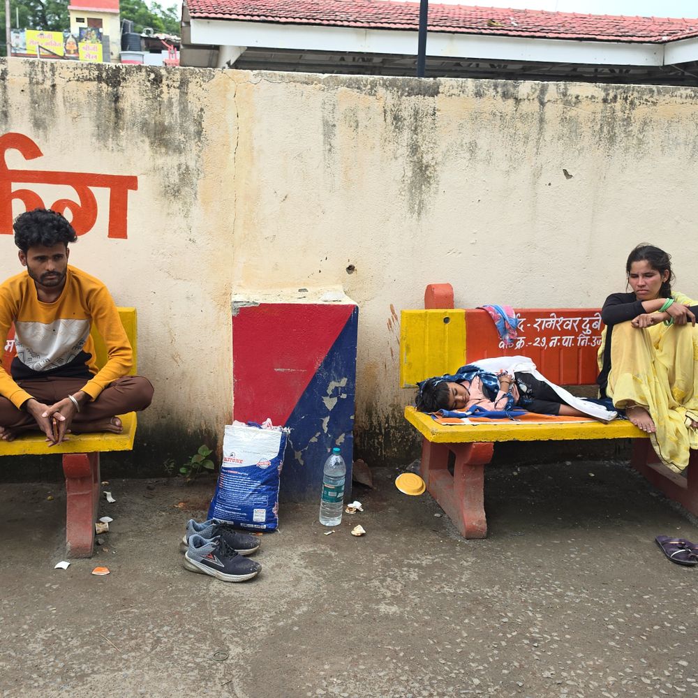 महाकाल दर्शन करने आए परिवार का बैग चोरी:पीछा करने पर चोरों ने युवक का मोबाइल फोड़ा, पुलिस जांच में जुटी